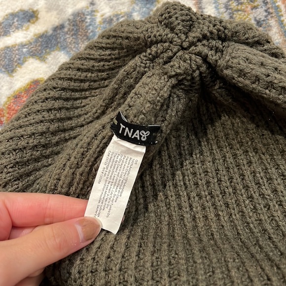 Army green TNA beanie from Aritzia - Picture 4 of 5